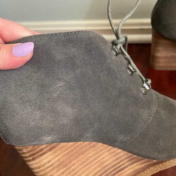 Express Women’s Gray Suede Wedge Booties Size 8.5 - Picture 11 of 14